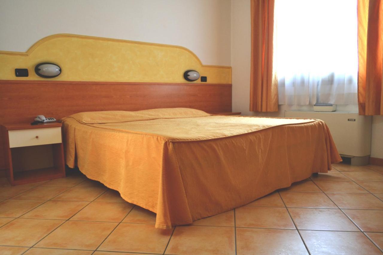 רוביירה Hotel Fontana מראה חיצוני תמונה